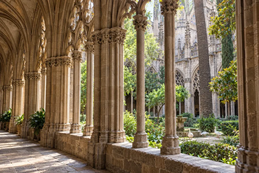 A katedrális belső tere és gótikus kerengője a barcelonai katedrálisban