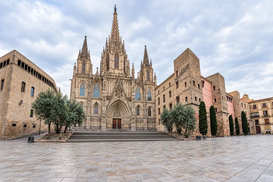 Akadálymentes, sík megközelítés a barcelonai katedrális előteréhez
