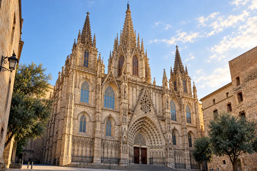 A barcelonai katedrális homlokzata meleg napfényben, kedvezményes belépőhöz