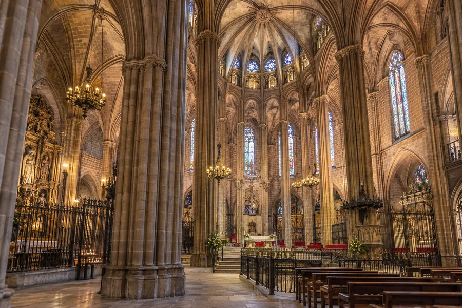 A barcelonai katedrális belső tere, amely a standard belépővel látogatható