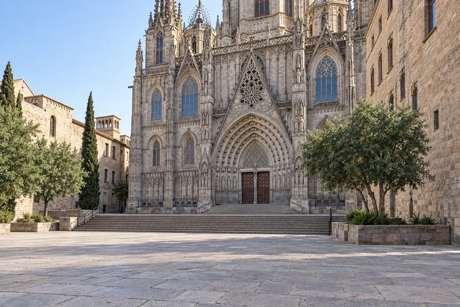 Akadálymentes megközelítés a térről a barcelonai katedrálishoz