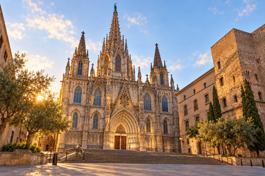 A barcelonai katedrális homlokzata a kora reggeli csendes fényben