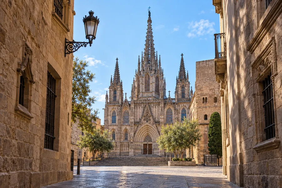 A barcelonai katedrális a Gótikus negyed egyik sikátorán át nézve