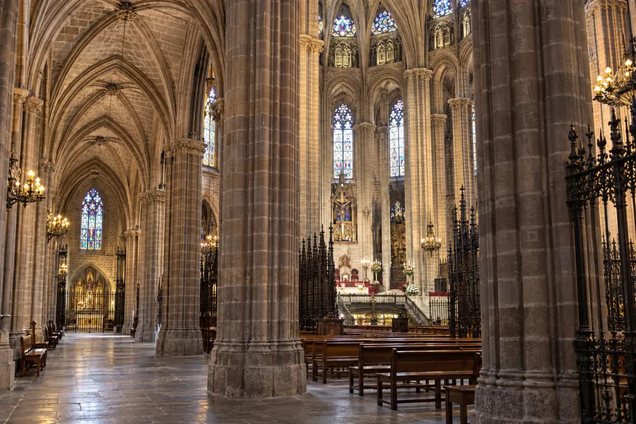 Részletgazdag gótikus belső tér a barcelonai katedrálisban a látogatási idő megtervezéséhez
